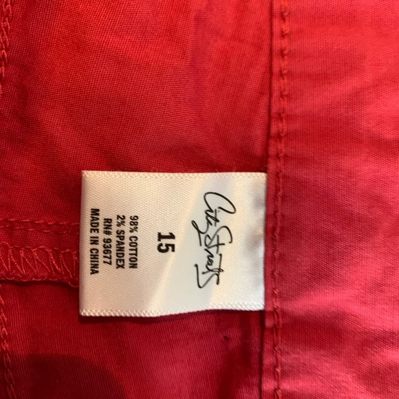 Cute red shorts - Picture 2 of 3